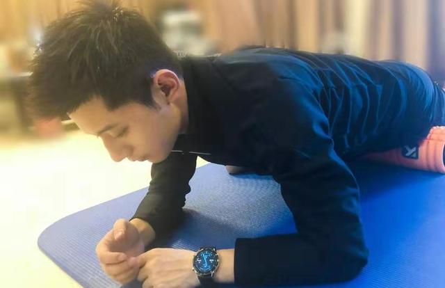 张继科近照曝光,与友人进餐,抽烟姿势很老练_照片