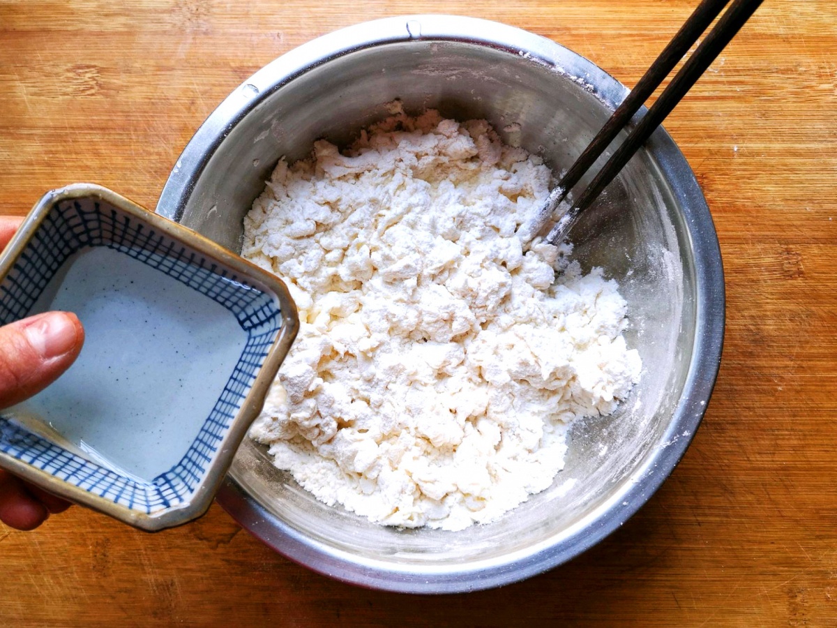 9,这样我们就能得到一个白的一个绿的饺子皮面团了,记得白的要比绿的