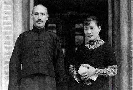 蒋介石因母亲一生讨厌三大恶习，而爱妻宋美龄却沾染了其中一个_女人