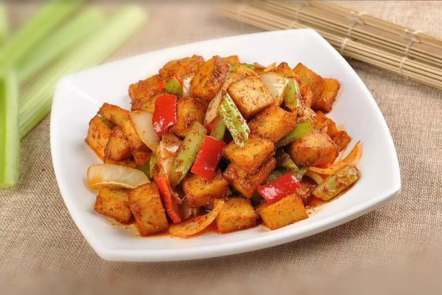 原创美食推荐:鲜沙姜爆猪肚,风味孜然豆腐,莲藕炒木耳的做法
