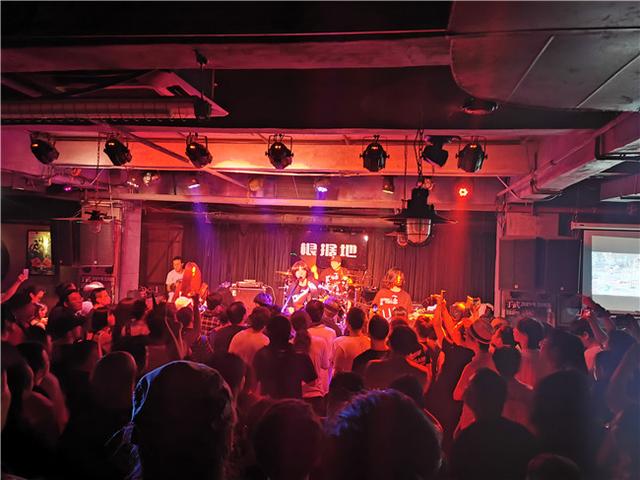 唐朝丁武演唱会根据地酒吧的狂欢还在继续