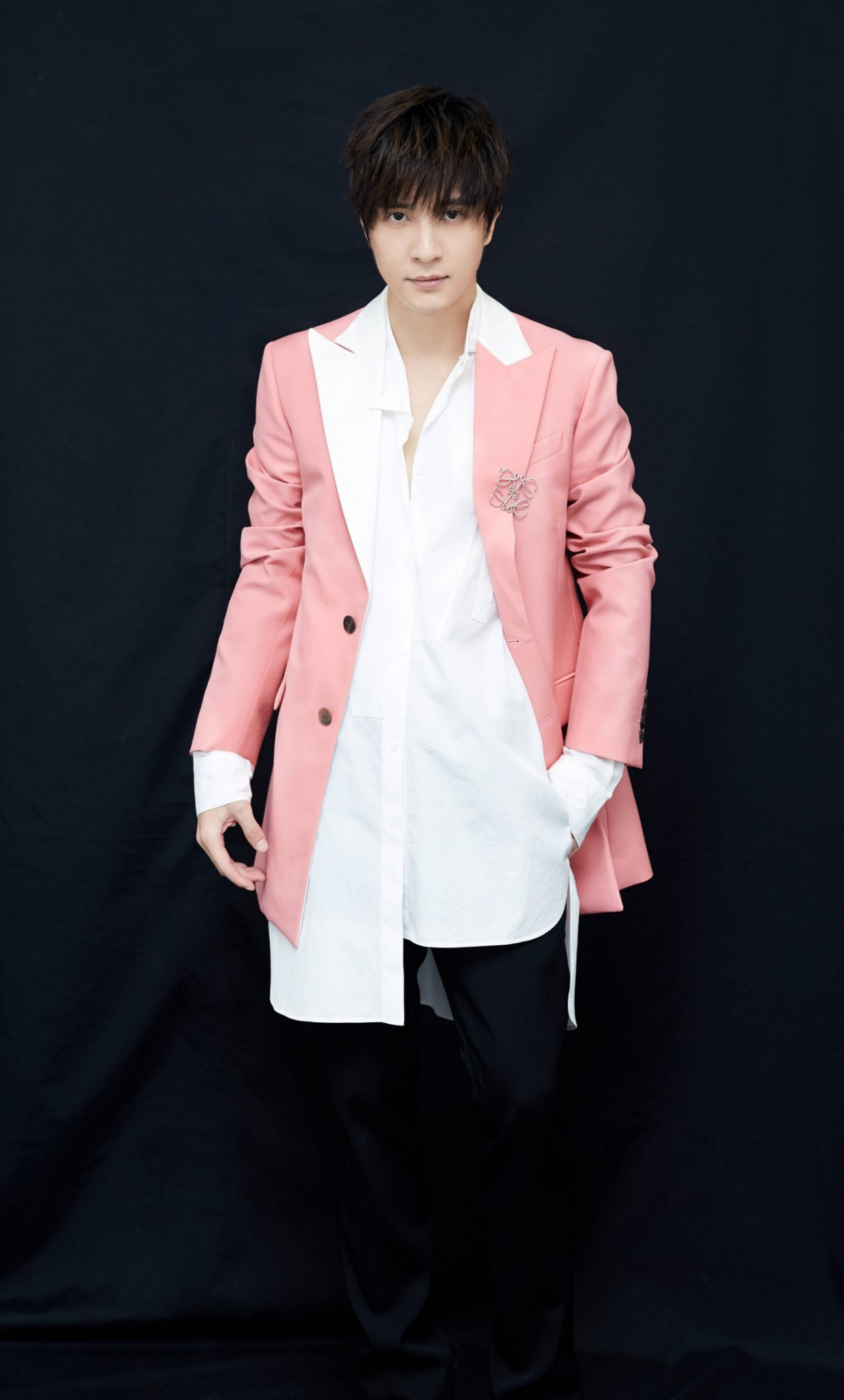 薛之谦的经典穿搭,镶钻夹克打破沉闷冬季潮流,难怪女生们着迷