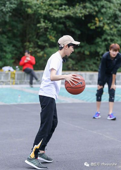 王源综艺节目帅气打篮球照化身文艺少年元气满满