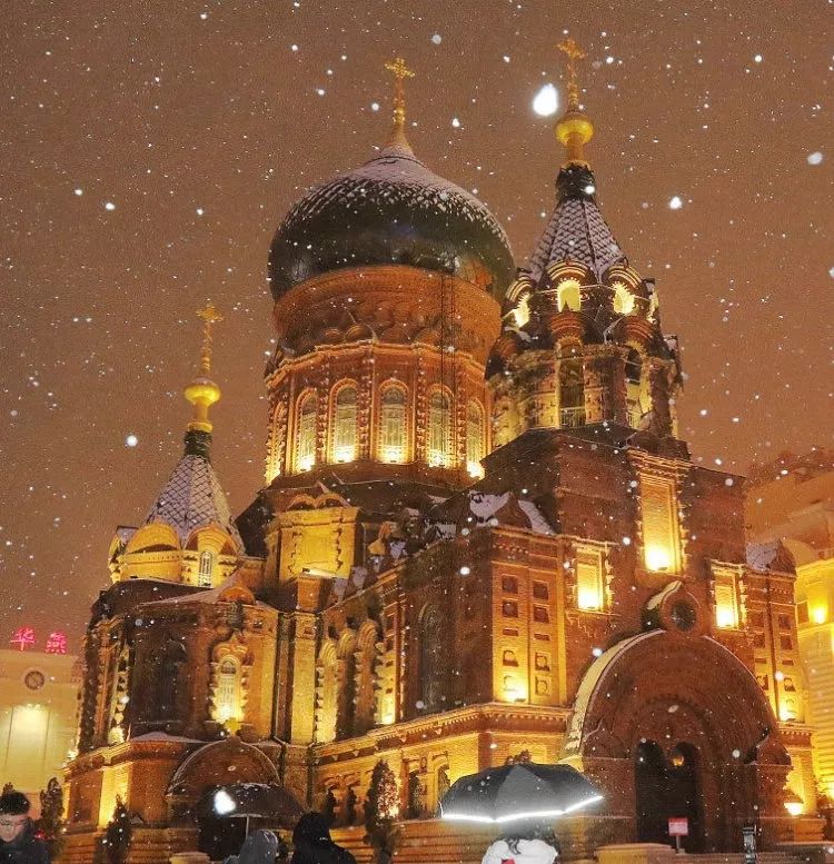 冬天的第一场雪时,哈尔滨已经下了好几场雪了,索菲亚大教堂一夜白头