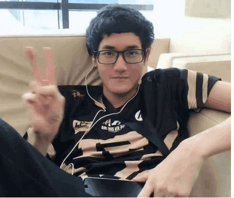 比如当年s6对战rox tiger关键局出场的skt打野选手bengi,前rng战队的