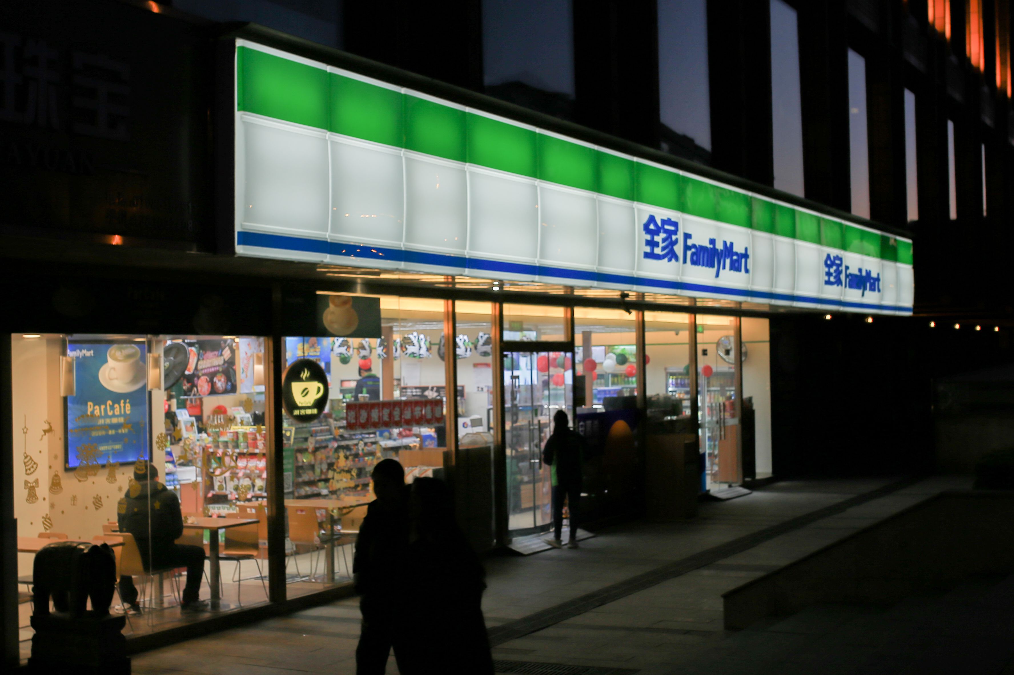 好吃丨隐藏在便利店的街头美食之烤面筋,烤红薯和烤冷面