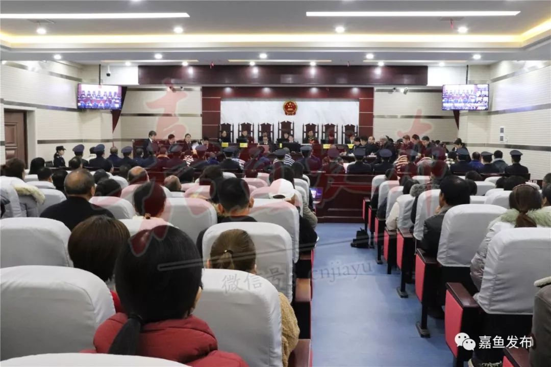 12月17日,嘉鱼法院依法公开开庭审理徐威等人涉嫌组织,领导,参加黑