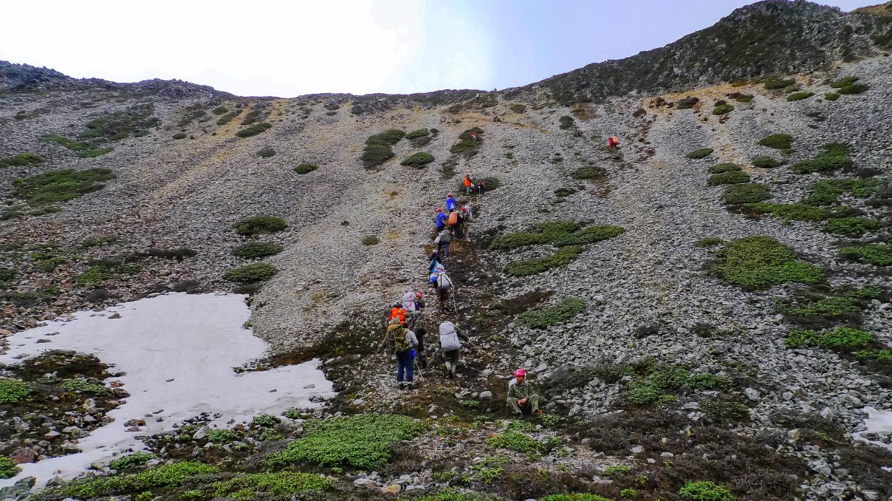 登顶回撤 人生第一次遭遇销魂的大自然滑梯 高山流石滩 给跪了!-搜狐大视野-搜狐新闻