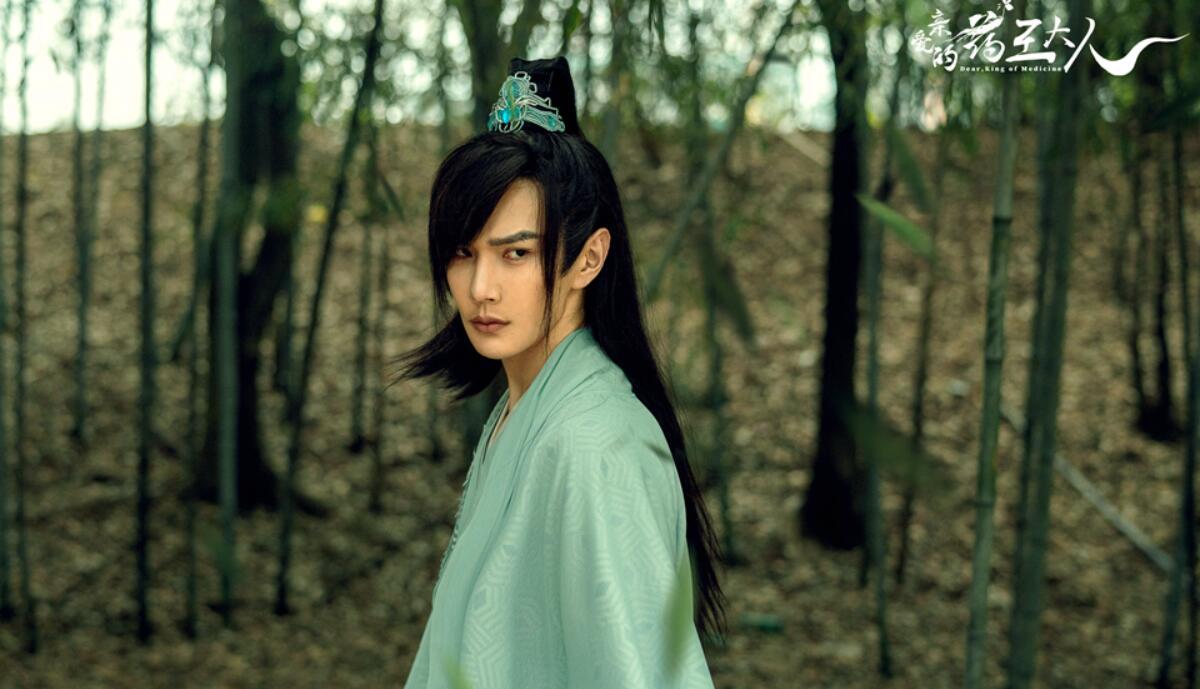 据悉,《亲爱的药王大人》剧组男演员平均身高185cm,而彦希(饰演楚之墨