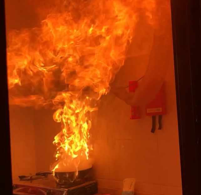 油锅起火后千万不要往里面倒水最快的灭火方法是这样