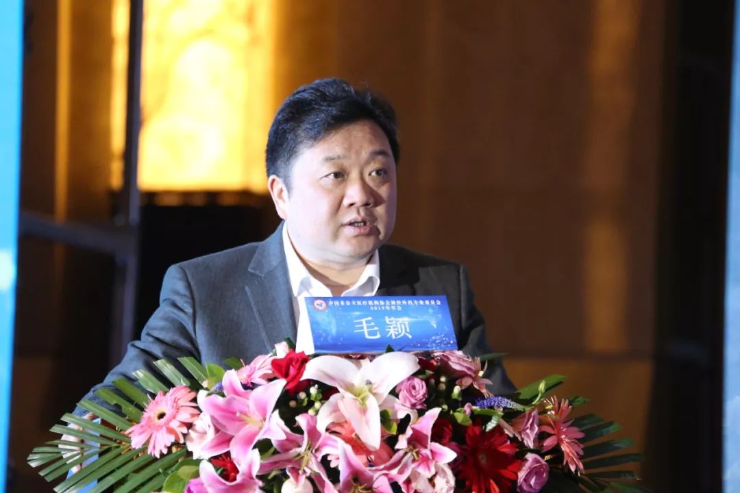 张力伟教授作《颅底复杂肿瘤的诊疗的思考》的学术报告