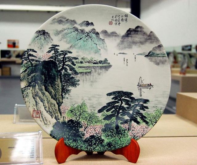 转载瓷盘上的国画
