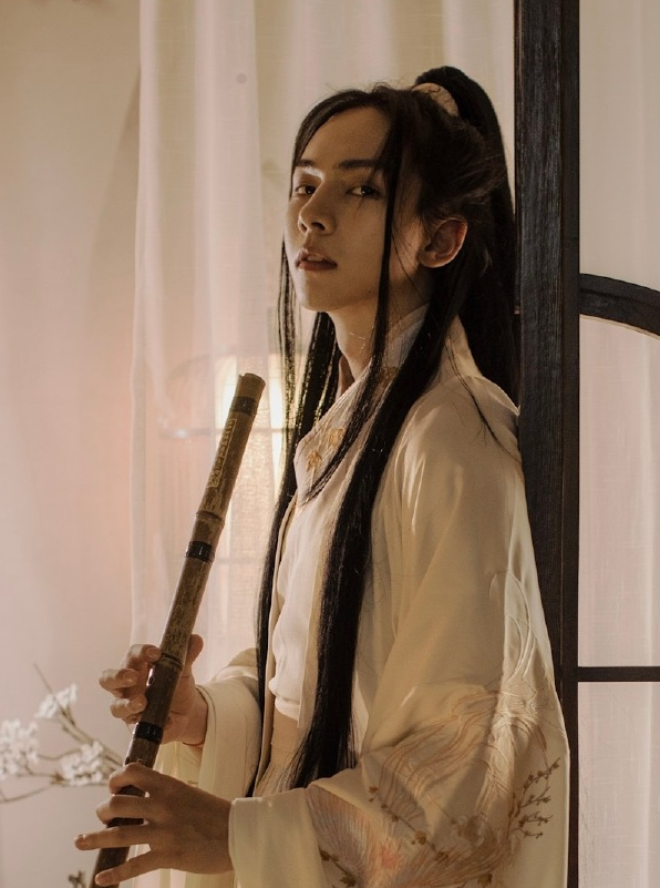 这样的古代书生,应该就是谦谦公子的模样了吧,你给周锐的这身造型打几