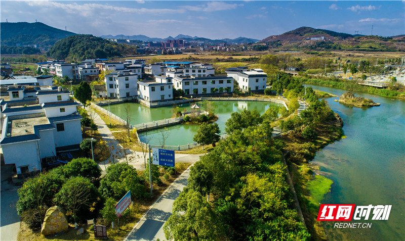 在桂阳西河风光带"诗画田园"中,和谐村突出"画"的主题,沿岸的古村落