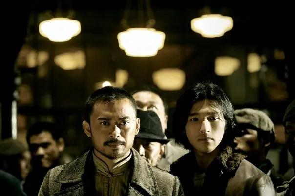 在《叶问》中,樊少皇饰演的金山找挑战叶问,以硬派北拳戳脚翻子拳对