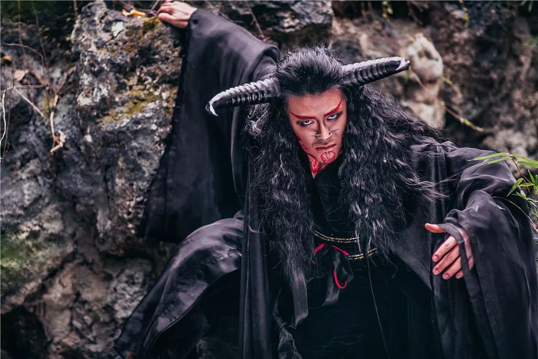 她专给妖怪拍写真?这位90后女孩情迷"小妖精"竟能吸粉百万?