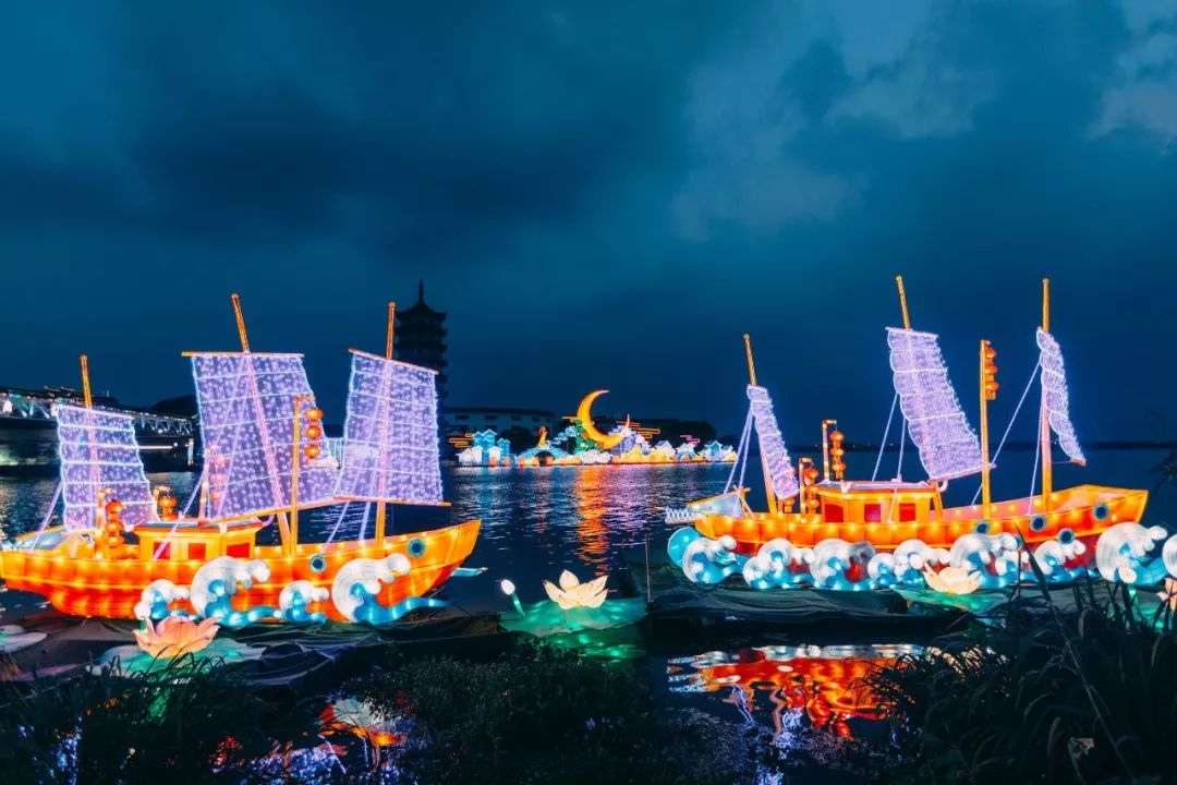 错峰夜游周庄水乡里的灯会花灯依旧璀璨夺目