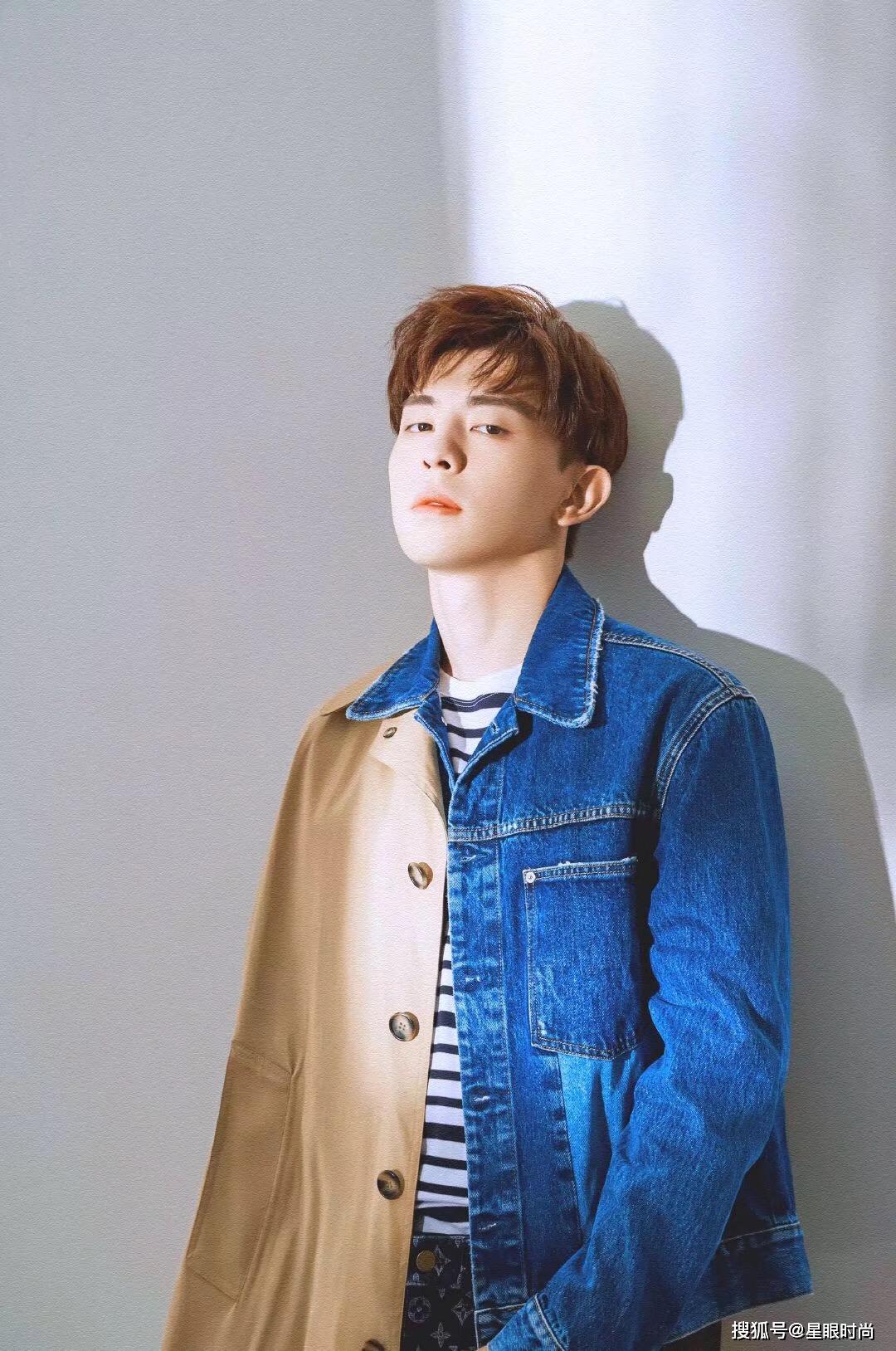 邓伦是一个青春阳光少年,不仅人长得帅衣品还超好