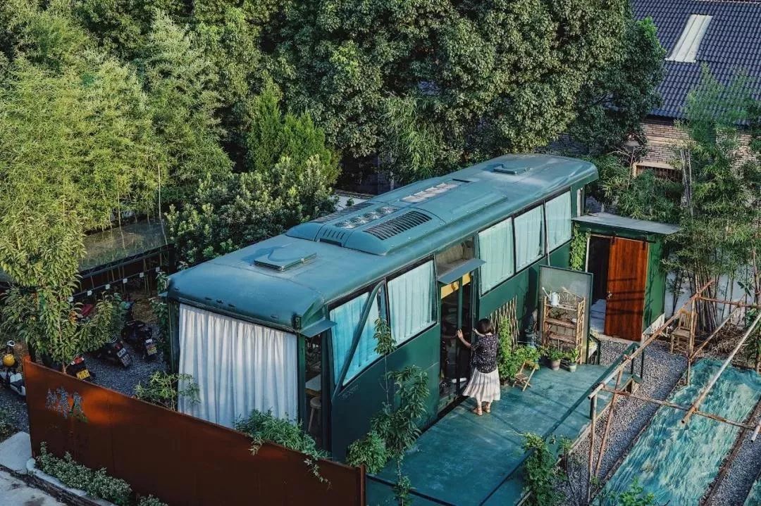 90后姑娘花12万改造破大巴车活成无数人梦想的模样