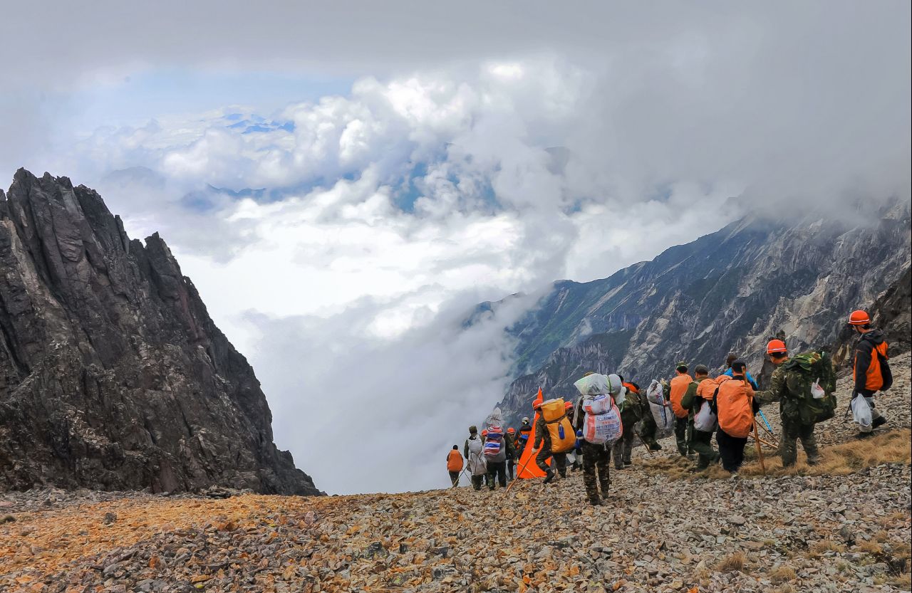 登顶回撤 人生第一次遭遇销魂的大自然滑梯 高山流石滩 给跪了!-搜狐大视野-搜狐新闻