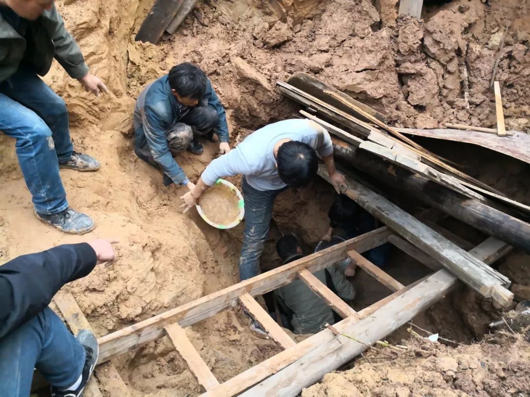 惊险!恩施一村民遭遇塌方被埋(附视频)