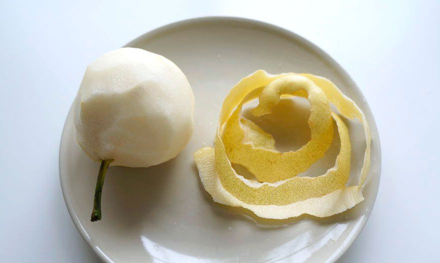 腌菜搭档腌菜搭档在制作泡菜,腌菜的时候加点梨子皮