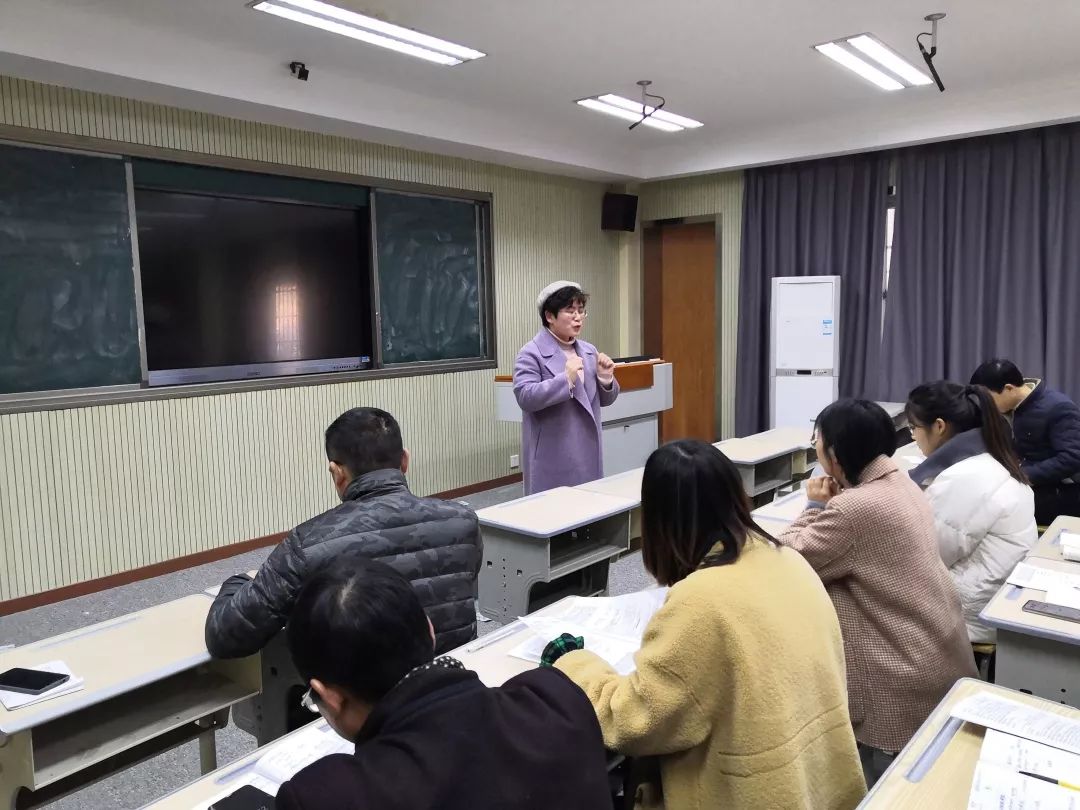 周江俊老师点评来自衢州市高级中学的周江俊老师也对杨老师的课进行
