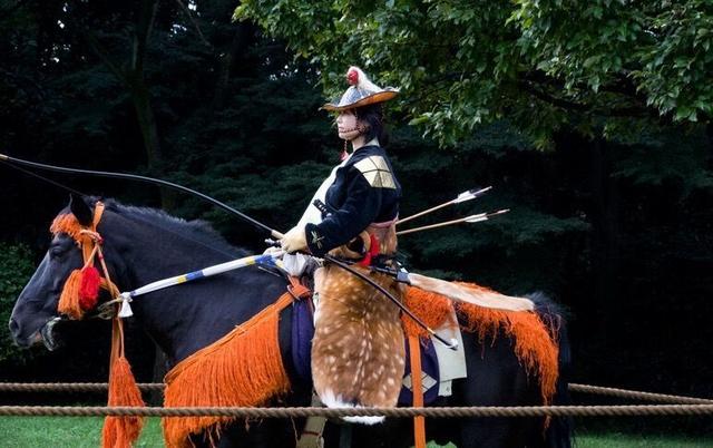 骑术,弓术和武士刀一样占据着同样重要的地位,"骑马射箭,太刀单挑"是