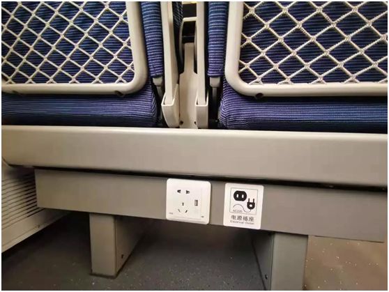 二等卧的每个铺位都设置了阅读灯和手机usb充电接口座椅,餐桌下方均配