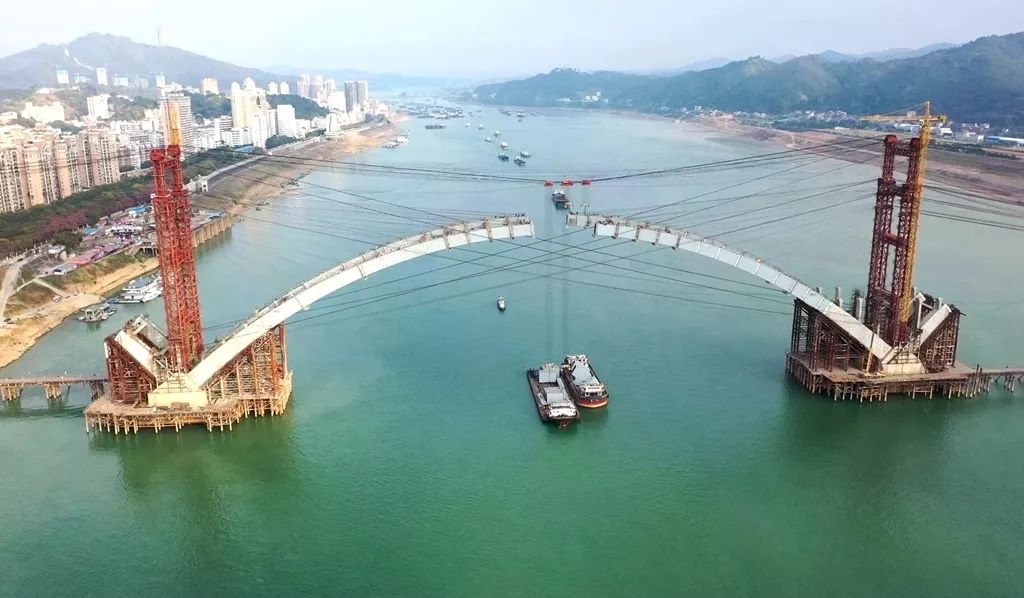 梧州西江四桥南岸引桥合龙,明年将要通车了.