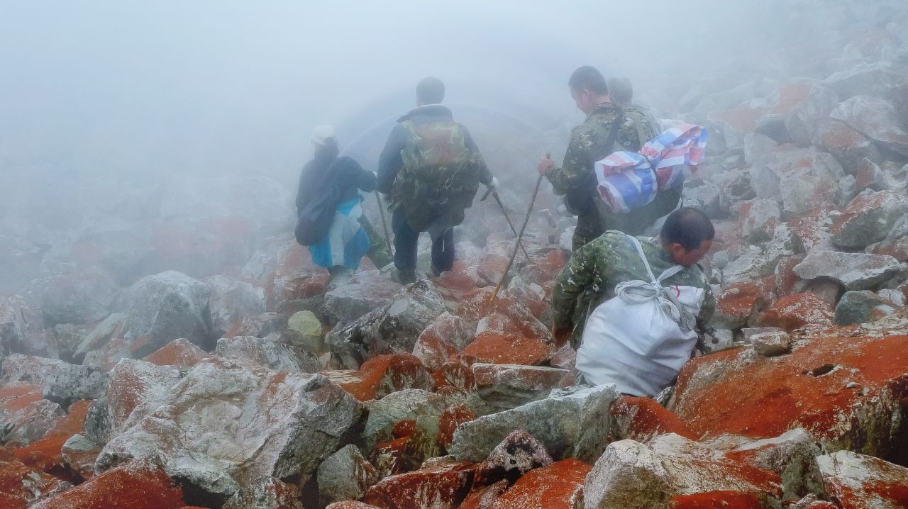 登顶回撤 人生第一次遭遇销魂的大自然滑梯 高山流石滩 给跪了!-搜狐大视野-搜狐新闻