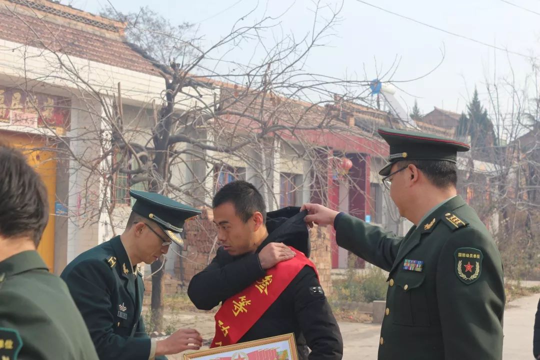 凤翔军人受表彰立功喜报送至家门口