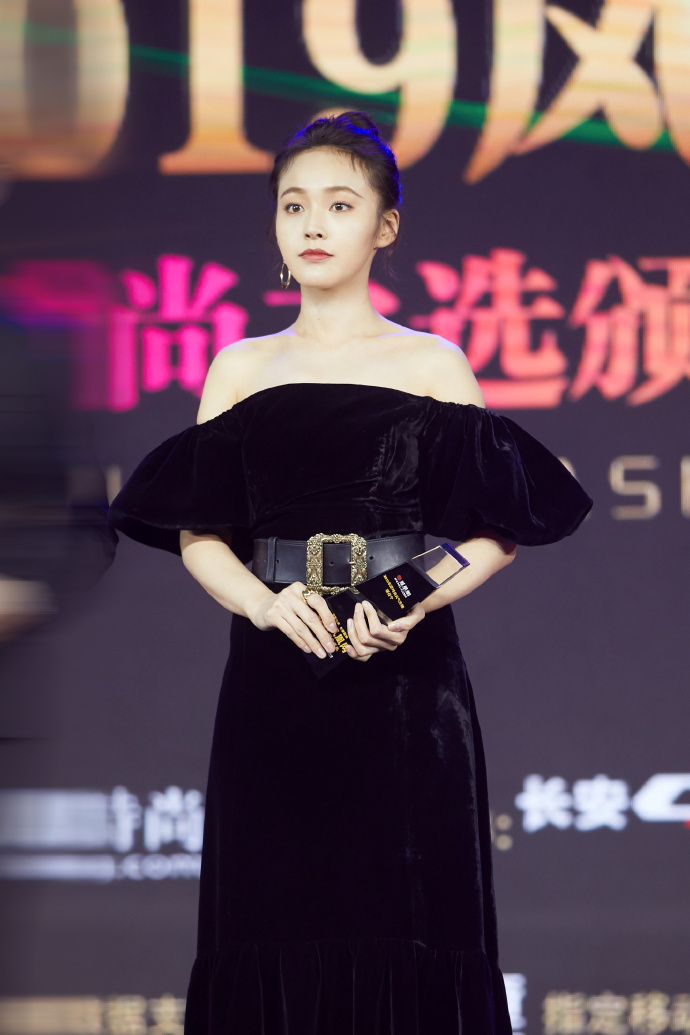 张佳宁这次亮相穿了一件黑色丝绒的礼服,这样的材质在秋冬很受欢迎,既