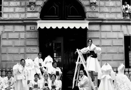 秉承蒙田大道30号店优雅含蓄风格的迪奥老花蒙田包发售啦