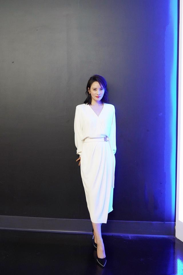 44岁蒋勤勤低调走机场,素颜皮肤紧致白里透红,俩娃妈不简单