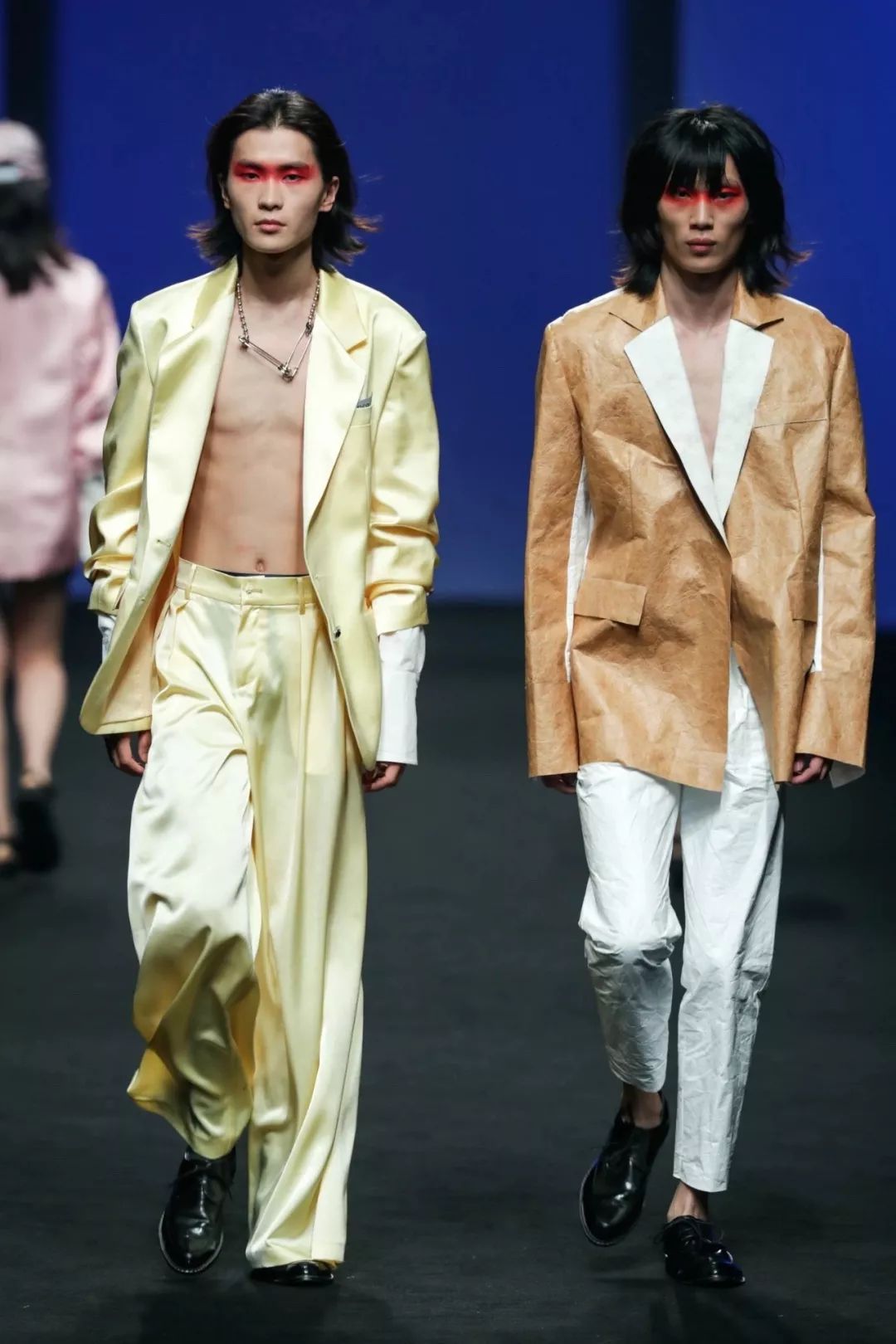 这一次,ta把"杜邦纸"搬上了t台