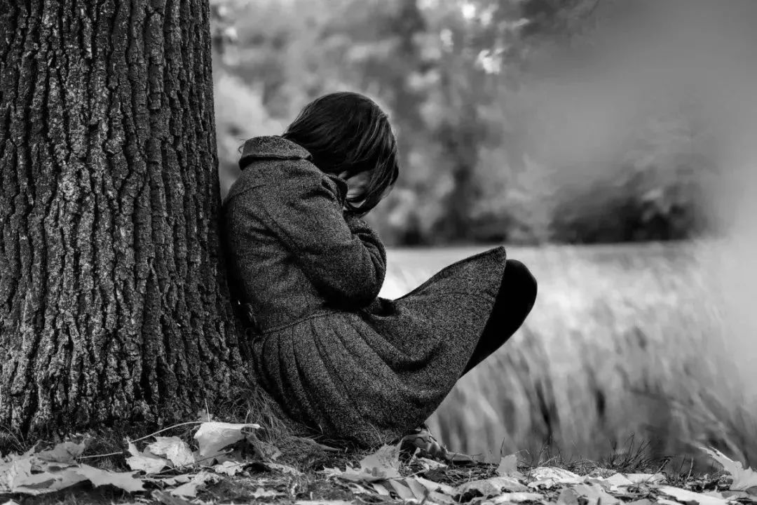 创伤通常会让人感到无能为力或是无助感和麻痹感.