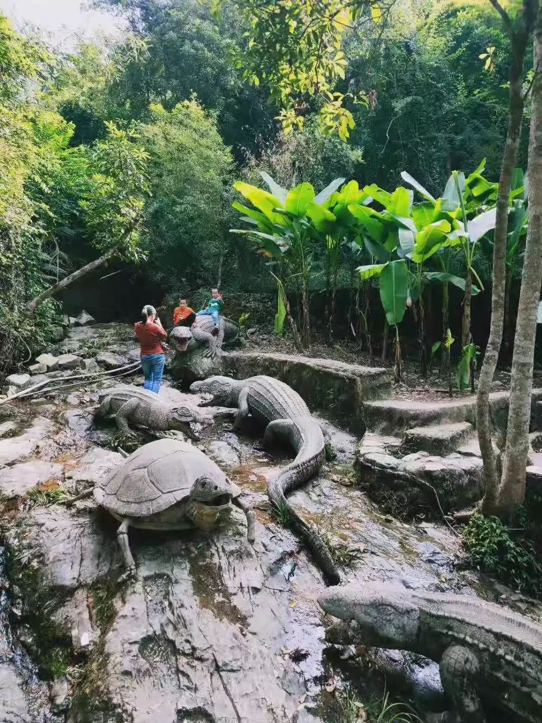 野山谷旅遊區水系豐富,溪,泉,瀑,潭,湖有數幾十處之多,溪流淙淙匯向三