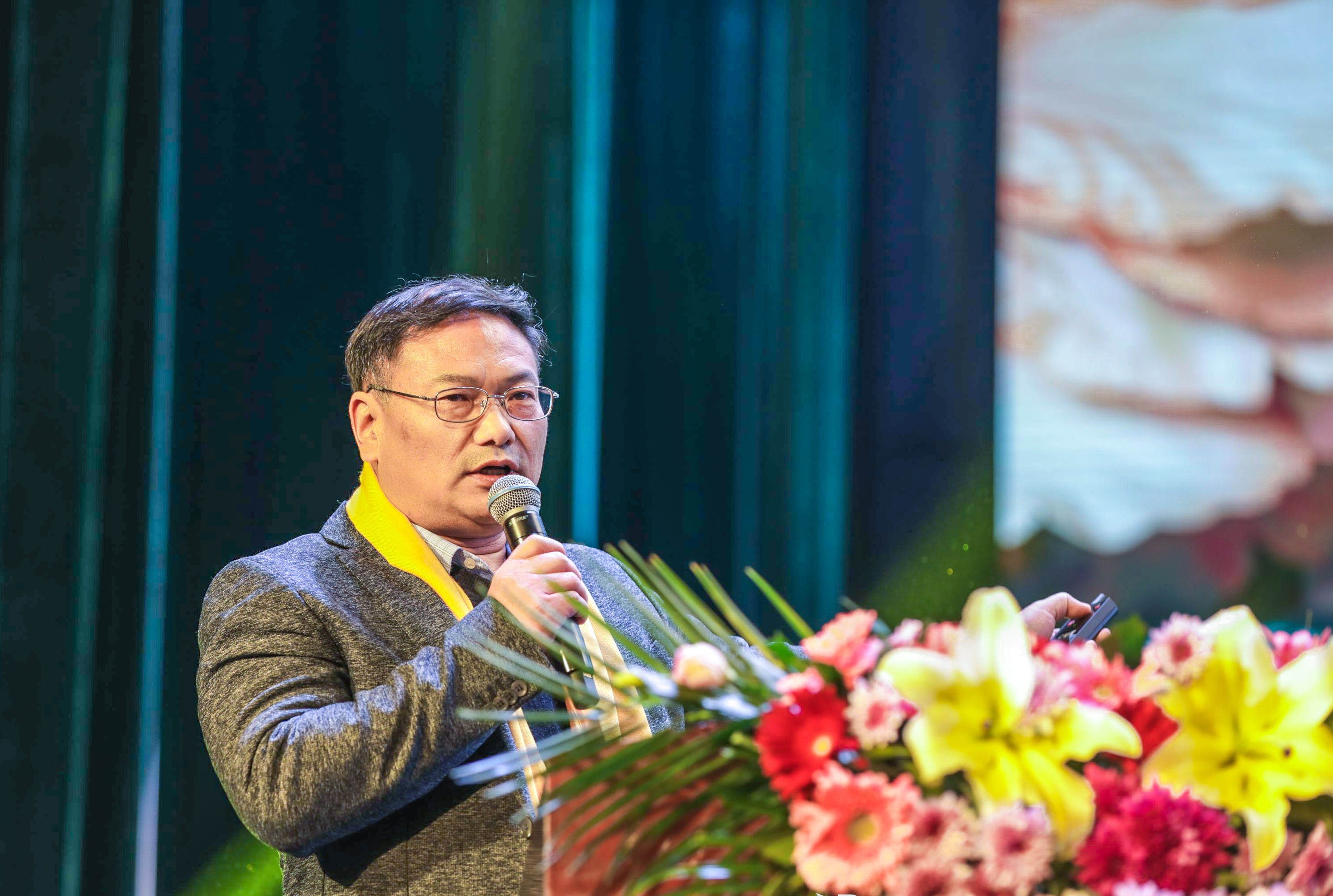 据河南省中原一校一品研究指导中心秘书长,校品中国教育节发起人常乐