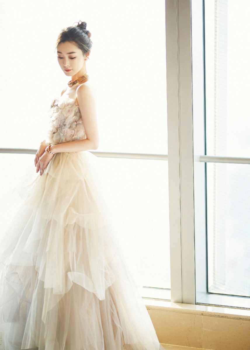 宋轶龙须丸子头登热搜 时尚盛典获"年度时尚优雅先锋"