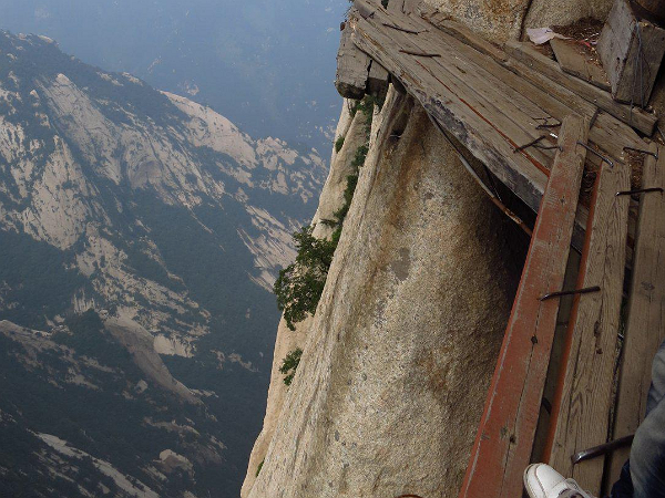 陕西有一处天险,比玻璃栈桥还刺激,踩上去都不敢发抖