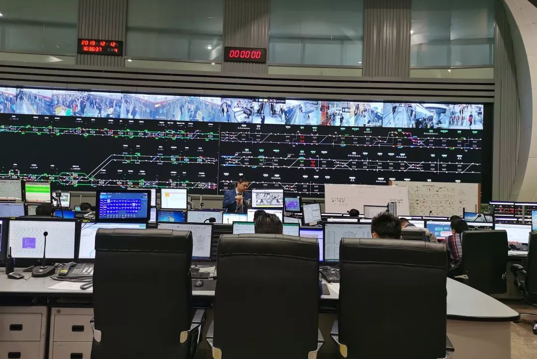 随后,我院代表团来到杭州地铁调度指挥中心(occ),受到了我校07级校友