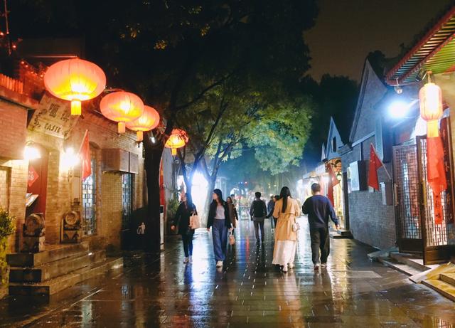 北京一特殊胡同,曾因游客过多主动取消3a资质,今成时尚地标_南锣鼓巷