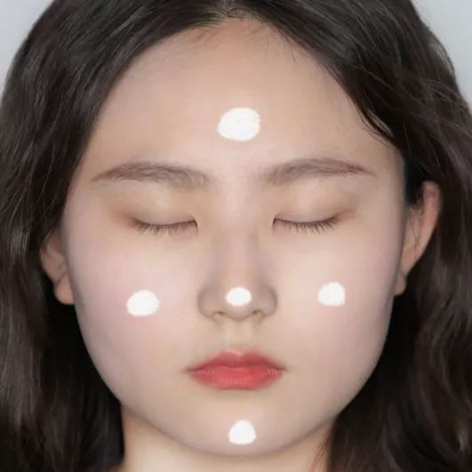 上则从眉心到太阳穴的来回涂抹最后用手掌轻拍直至完全吸收产品推荐希