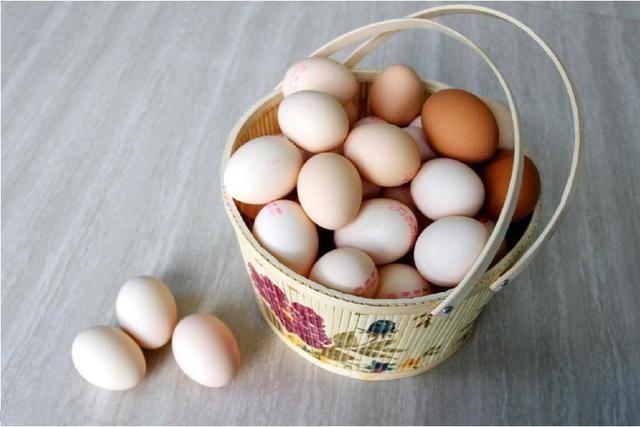 原创你知道红皮鸡蛋和白皮鸡蛋的区别吗很多人都错了赶快了解一下