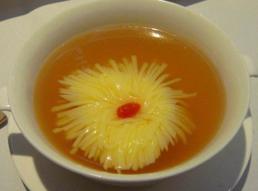 切豆腐比拼,日本厨师切出菊花,中国拿出蒲公英,你说谁刀工好?