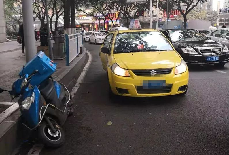 出租車停車開門下客 一輛摩托車迎面衝來……_車門