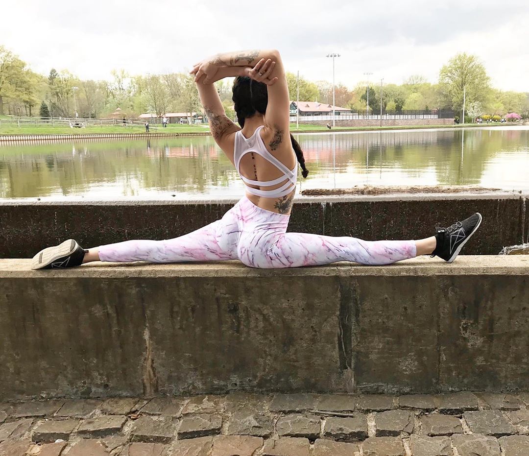 原创王丽坤真精致,穿格子西装配黄色条纹短裙,露出细长双腿更显娇美