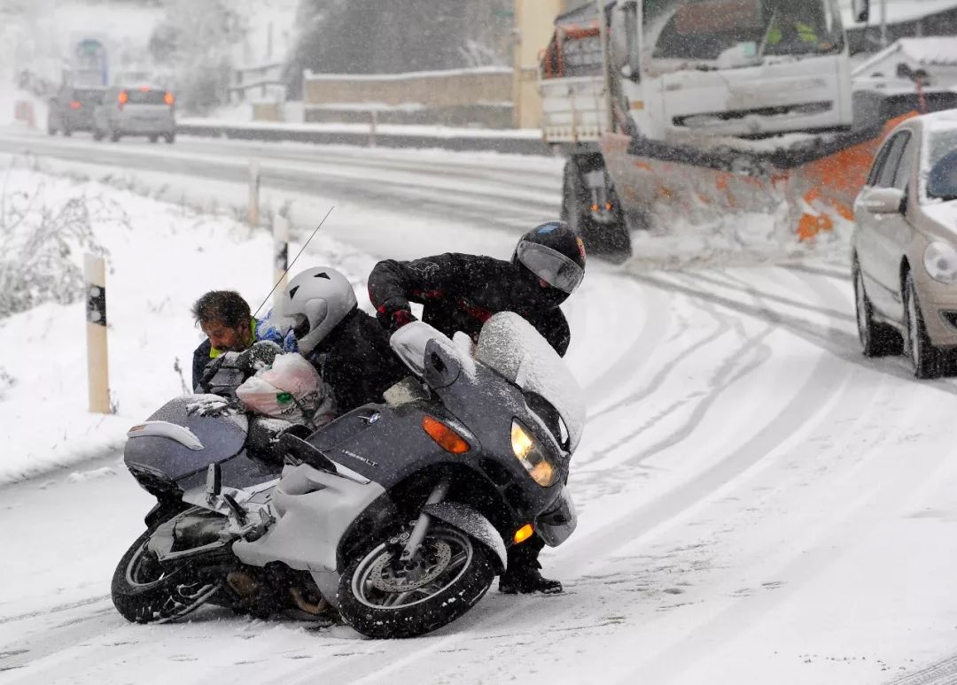 雪天上下班路上摔伤算不算工伤