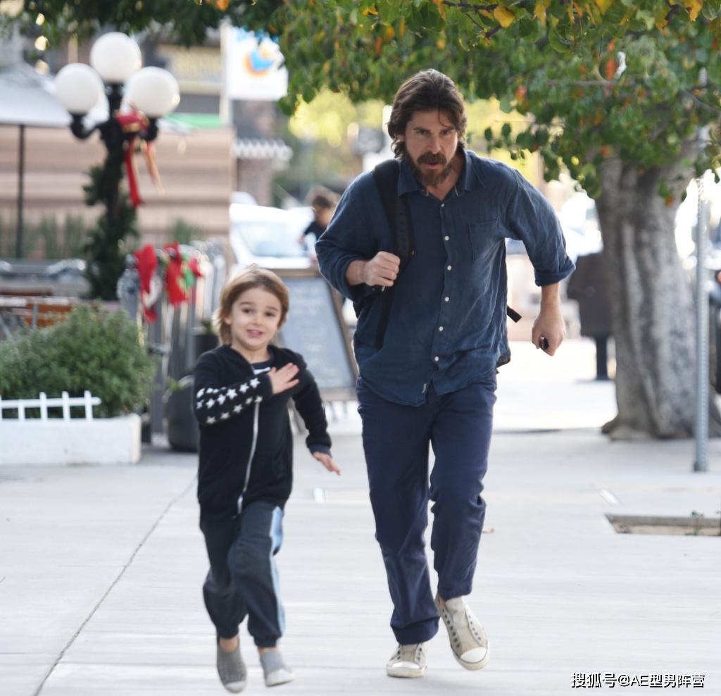 原创帅!"蝙蝠侠"克里斯蒂安·贝尔现身街头,5岁小儿子颜值秒杀父亲